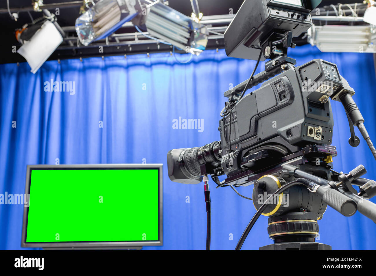 Studio televisivo con telecamera e luci - fotocamera su treppiede Foto Stock