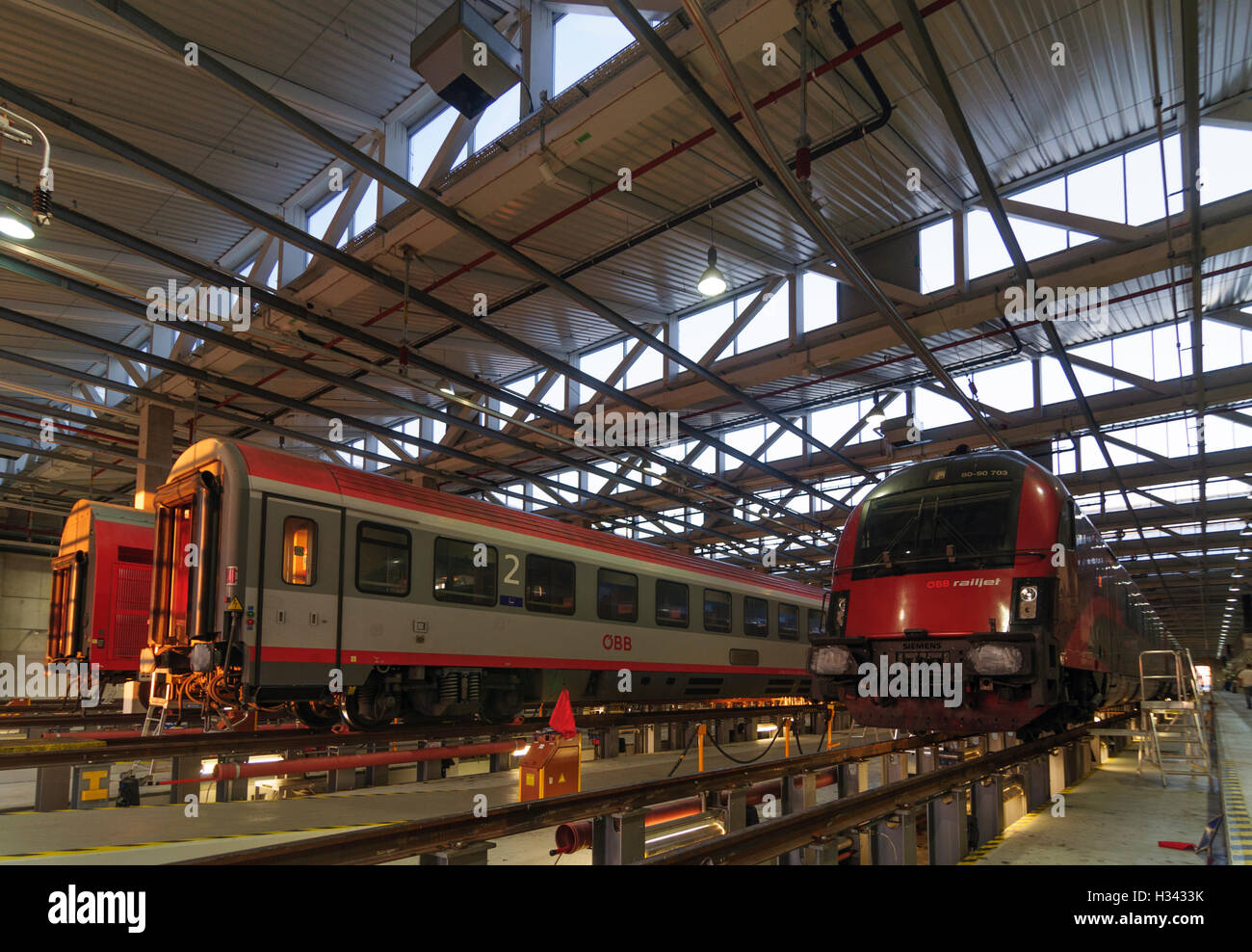 Wien, Vienna: hall per la manutenzione di lunga distanza e i treni locali all'interno di ÖBB locali Matzleinsdorf, 10., Wien, Austria Foto Stock