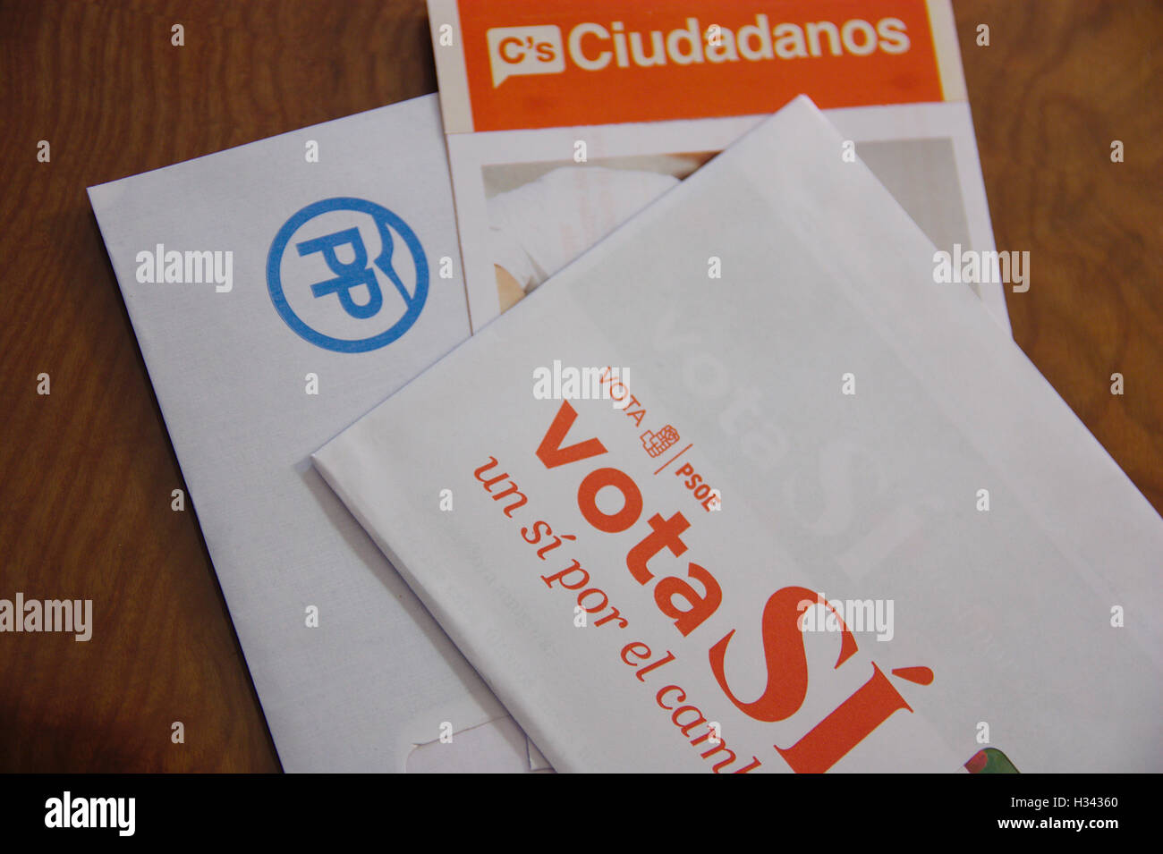 Buste per lo Spagnolo generale elezione 2016. Le buste delle elezioni generali in Spagna. Due tipi di buste per eleggere il offrono Foto Stock
