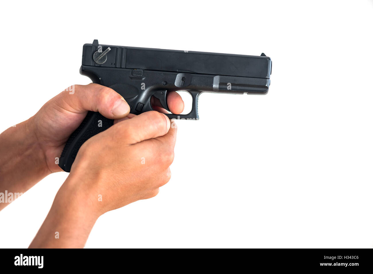 La mano e la pistola isolato su bianco Foto Stock