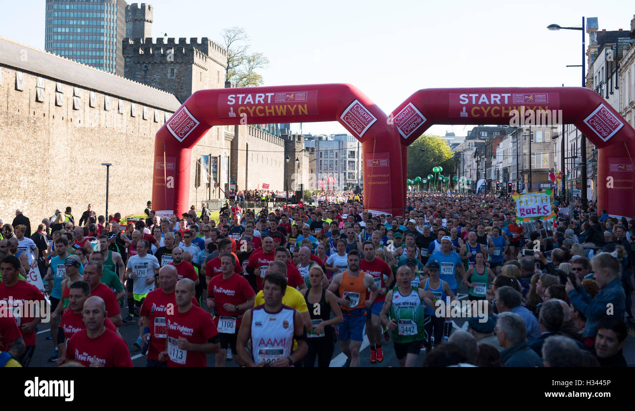 I corridori prendere parte in Cardiff Mezza Maratona Foto Stock