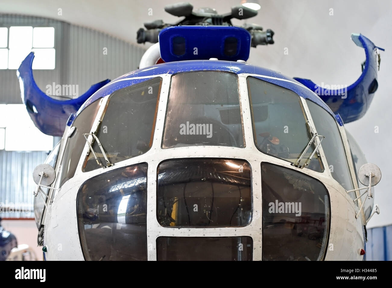 Dettaglio con elicottero fusoliera sulla linea di riparazione in fabbrica Foto Stock