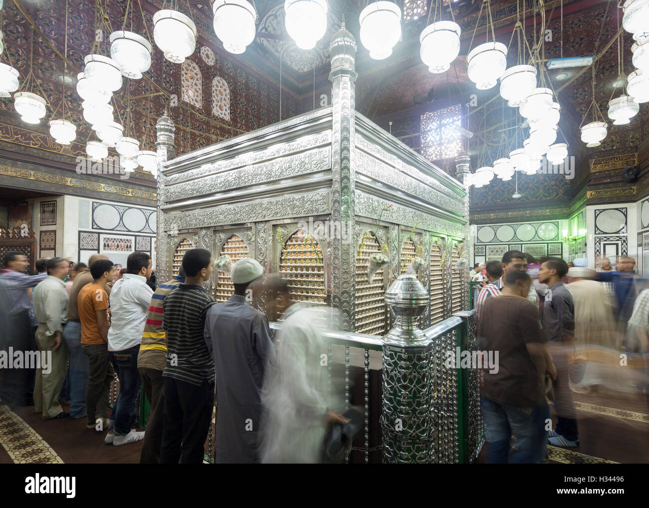 Pellegrini alla tomba di Sayyidna al Husayn al Cairo, Egitto Foto Stock