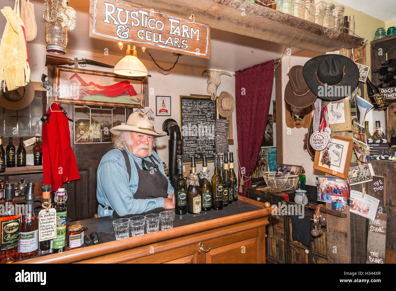 Proprietario Bruce Fuller a cowboy themed Rustico Farm & Cantine vinicola in Oliver, southern Okanagan Valley, BC, Canada. Foto Stock