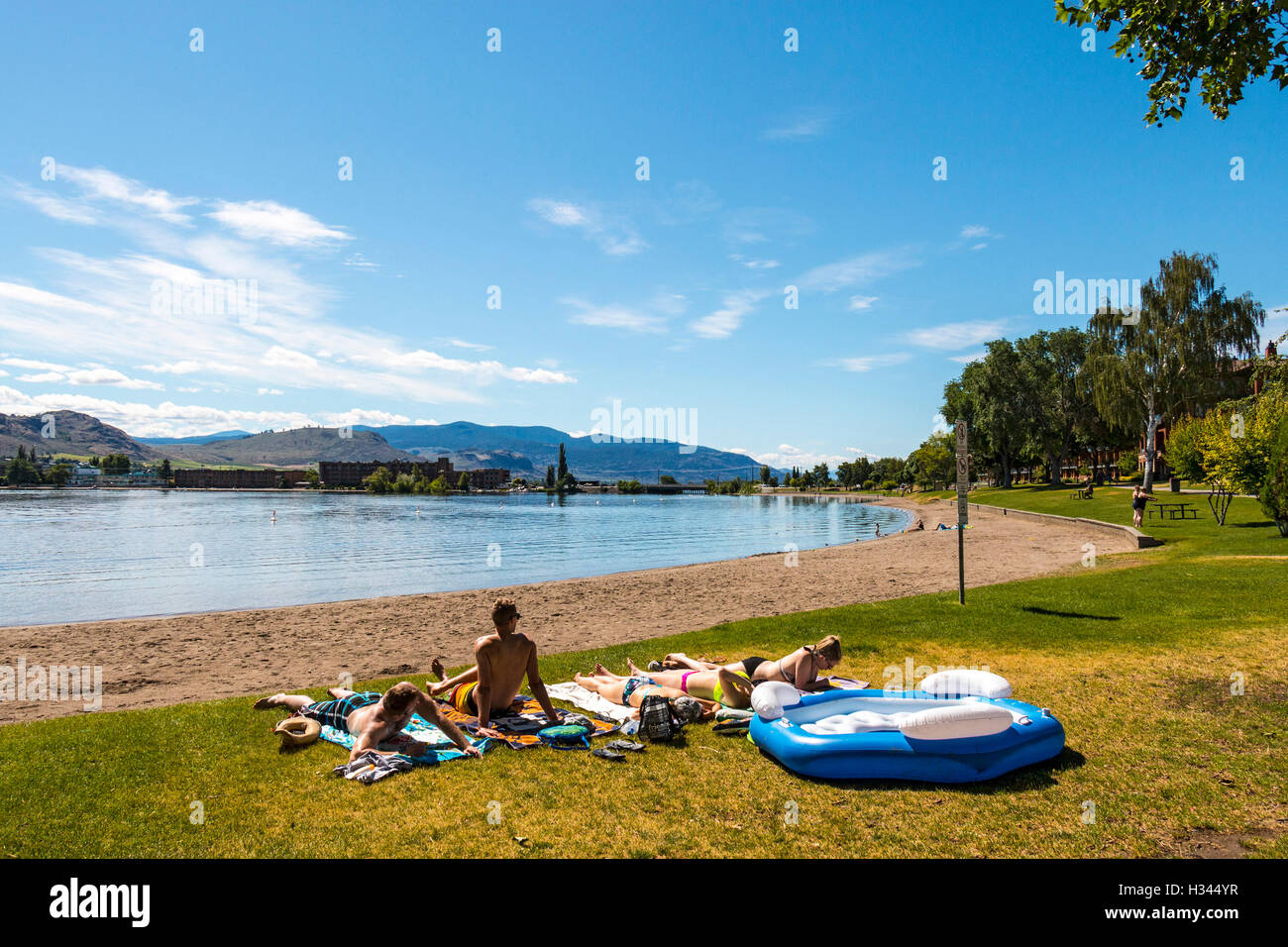 Resort di filigrana, sulle rive del lago Osoyoos in Osoyoos, BC, Canada. I visitatori di nuotare, kayak, paddleboard, del SUP e del relax. Foto Stock