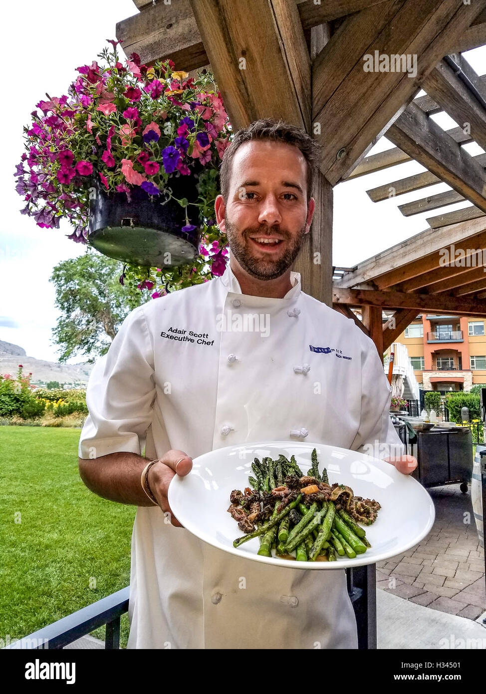 Executive Chef Adair Scott con il suo asparagi e funghi morel antipasto durante una fattoria di vitigno esperienza firma cena presso Foto Stock