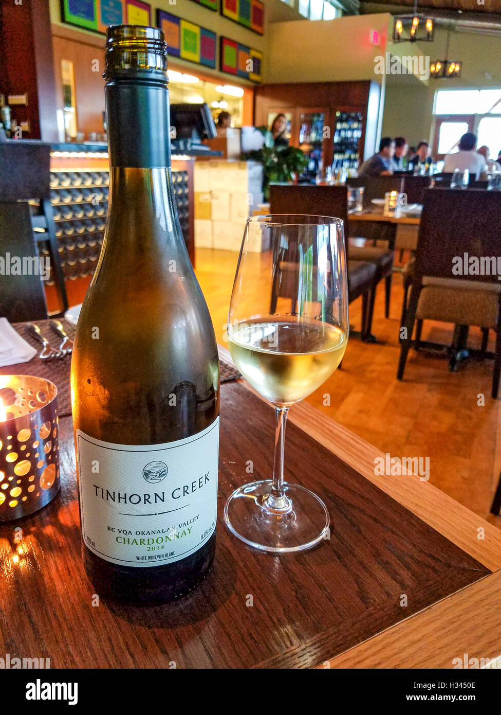 Premiato lo chardonnay è servita a Tinhorn Creek Miradoro del ristorante in Oliver, BC, Canada. Foto Stock