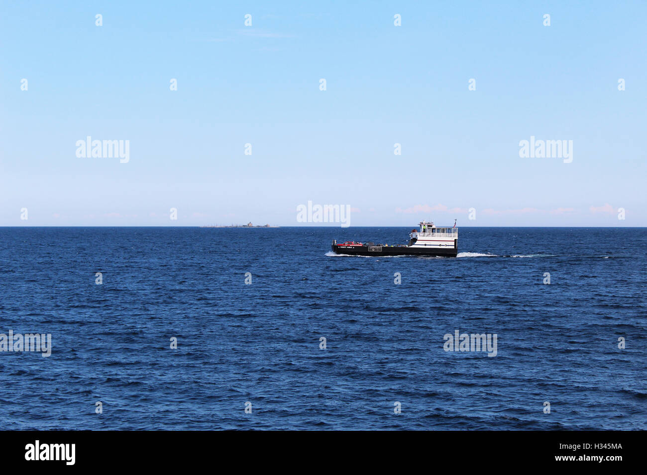 Traghetto per l'isola di Washington, Wisconsin con pilota isola in background. Foto Stock