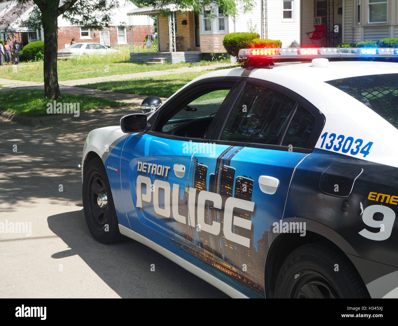 Detroit il dipartimento di polizia auto presso la scena di un omicidio, Detroit, Michigan, Stati Uniti d'America Foto Stock