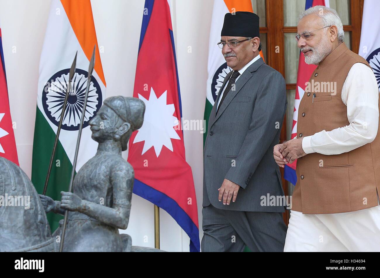 Il primo ministro Narendra Modi con il Nepal il primo ministro Pushpa Kamal Dahal a piedi per il loro incontro a New Delhi Foto Stock