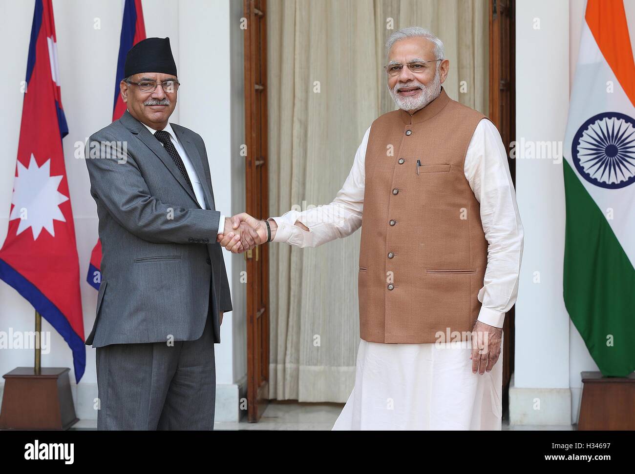 Il primo ministro Narendra Modi scuote la mano con il Nepal il primo ministro Pushpa Kamal Dahal prima del loro incontro a New Delhi Foto Stock