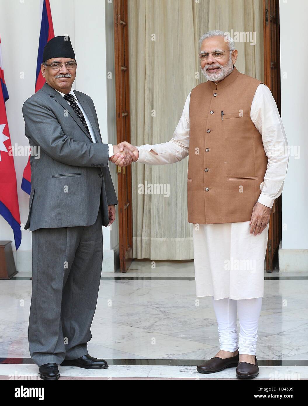 Il primo ministro Narendra Modi scuote la mano con il Nepal il primo ministro Pushpa Kamal Dahal prima del loro incontro a New Delhi Foto Stock
