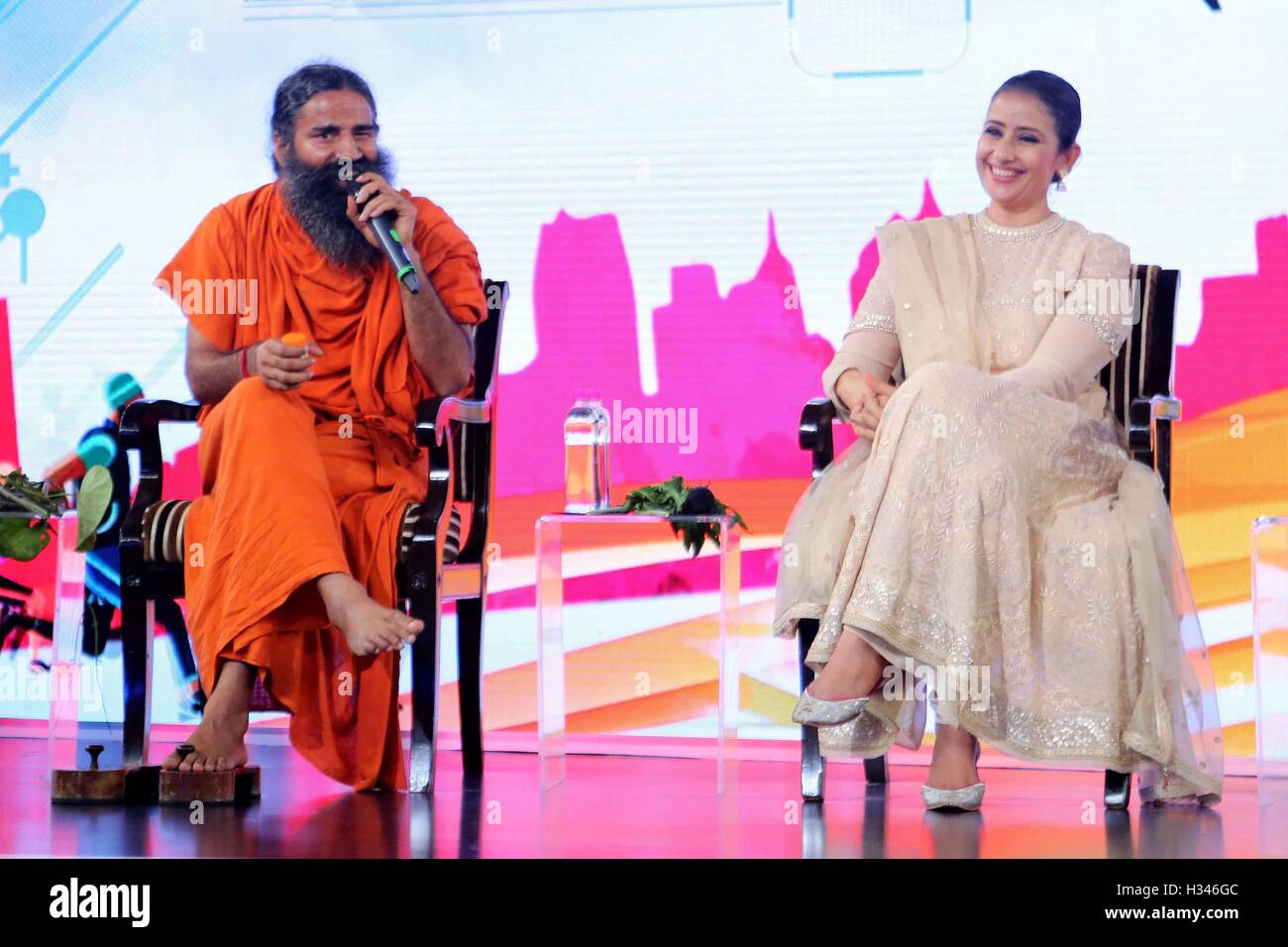 Il Guru Yoga di Baba Ramdev e attore di Bollywood Manisha Koirala durante la gioventù NDTV per modificare eventi in New Delhi, India Foto Stock