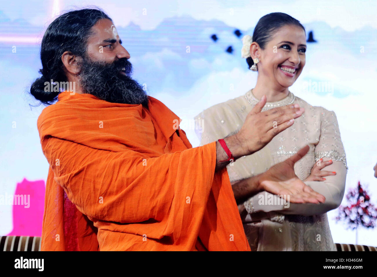 Il Guru Yoga di Baba Ramdev e attore di Bollywood Manisha Koirala durante la gioventù NDTV per modificare eventi in New Delhi, India Foto Stock