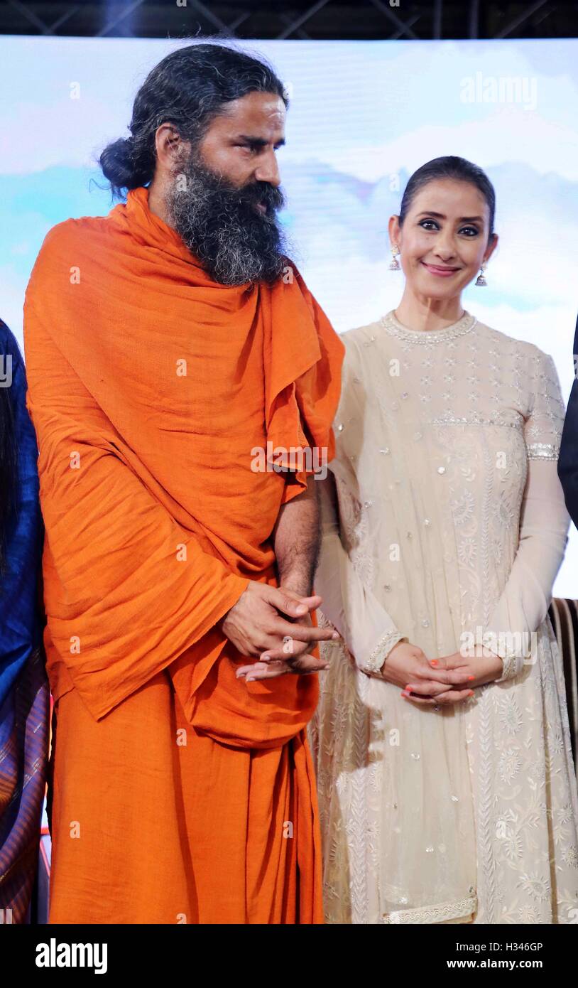 Il Guru Yoga di Baba Ramdev e attore di Bollywood Manisha Koirala durante la gioventù NDTV per modificare eventi in New Delhi, India Foto Stock