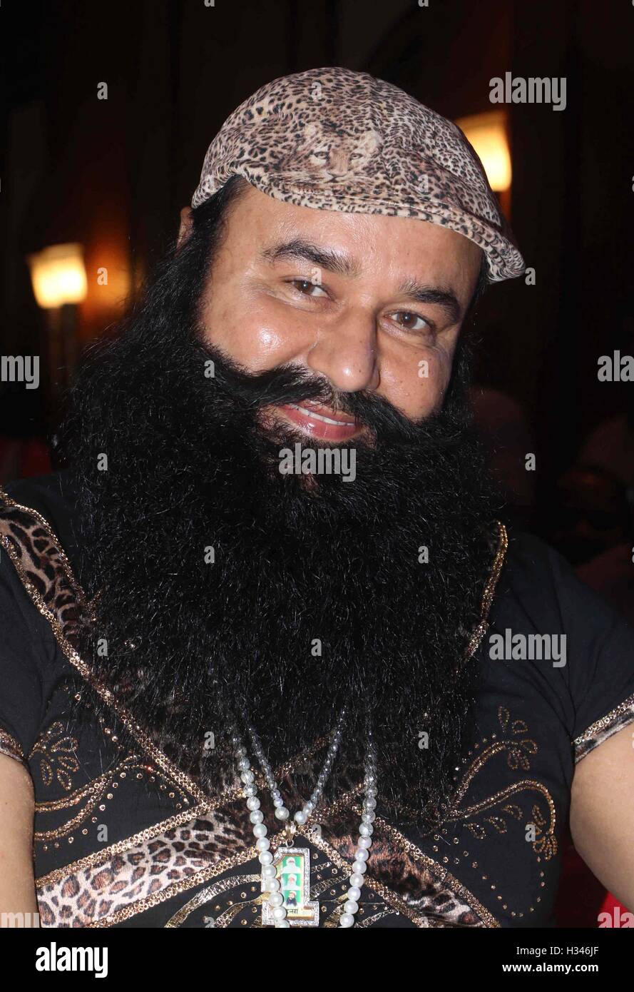 Dera Sacha Sauda (DSS) capo spirituale Gurmeet Ram Rahim Singh durante il  lancio di musica film MSG il guerriero cuore di leone Mumbai India Foto  stock - Alamy