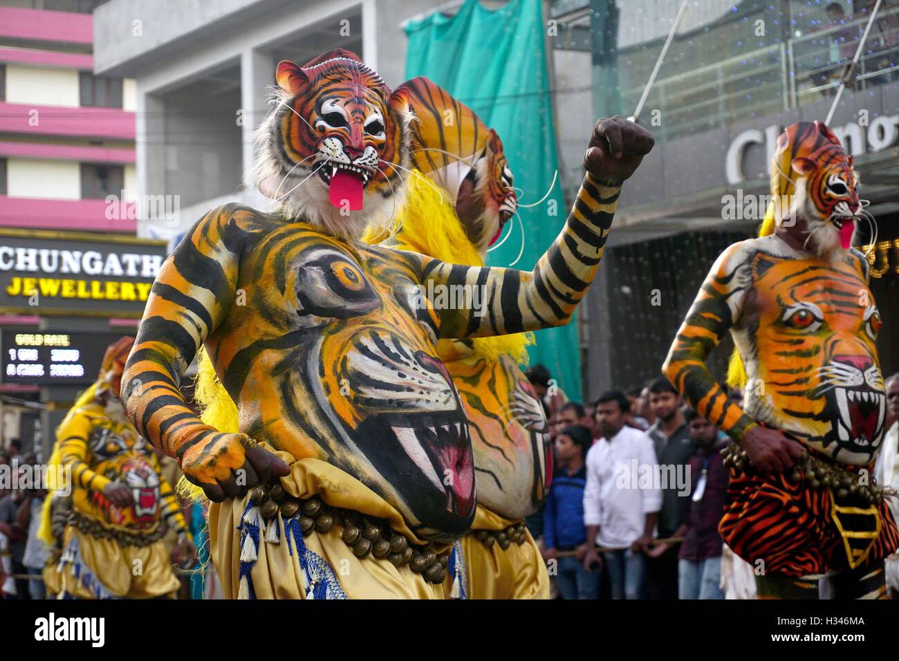 Pulikkali folk art uomini con corpi verniciati come tiger dancing in strade di Thrissur Kerala India Foto Stock