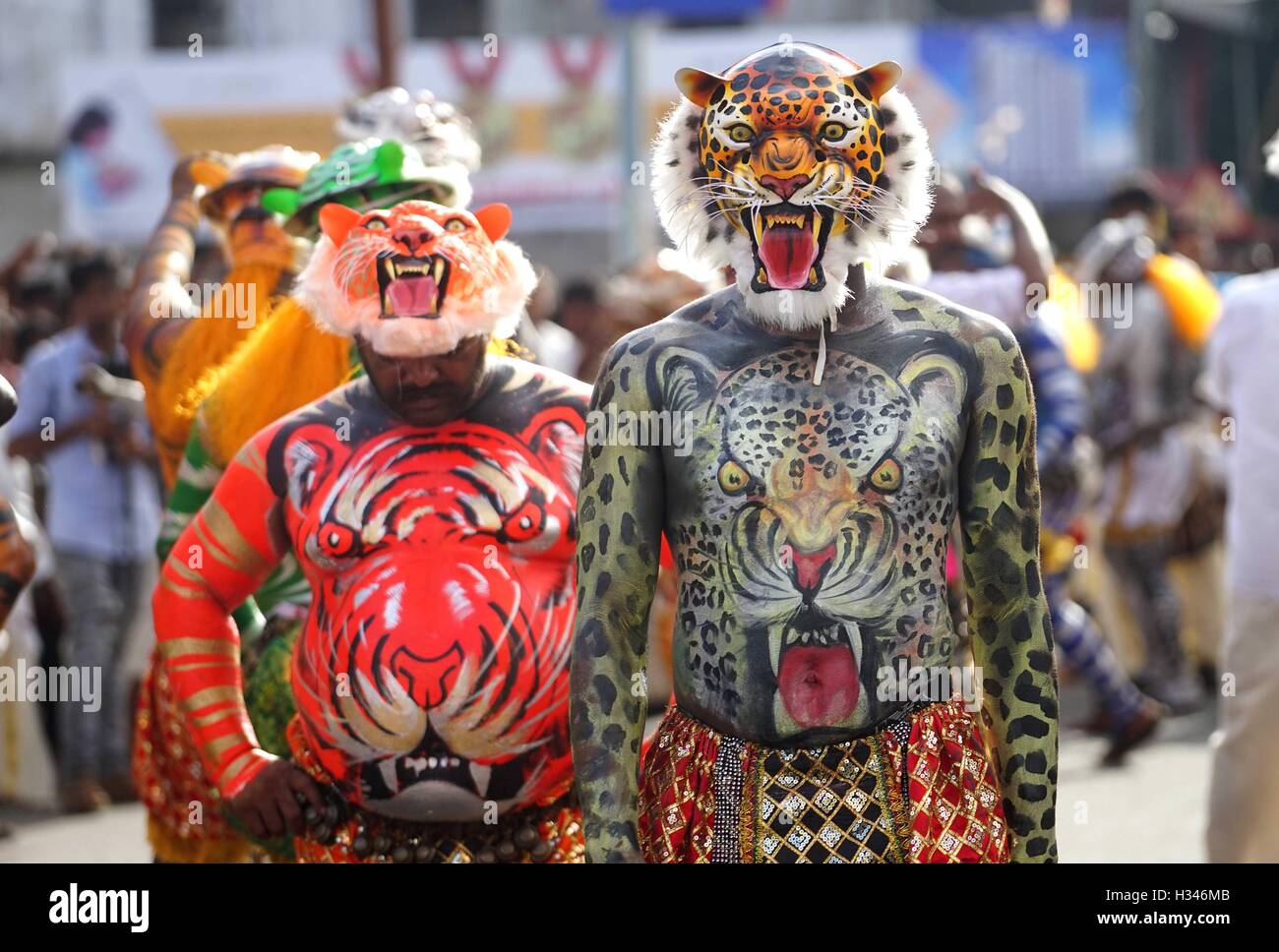 Addestrati danzatori con loro accuratamente i corpi verniciati pretesto di tigri eseguire il famoso Pulikali strade di Thrissur, Kerala Foto Stock