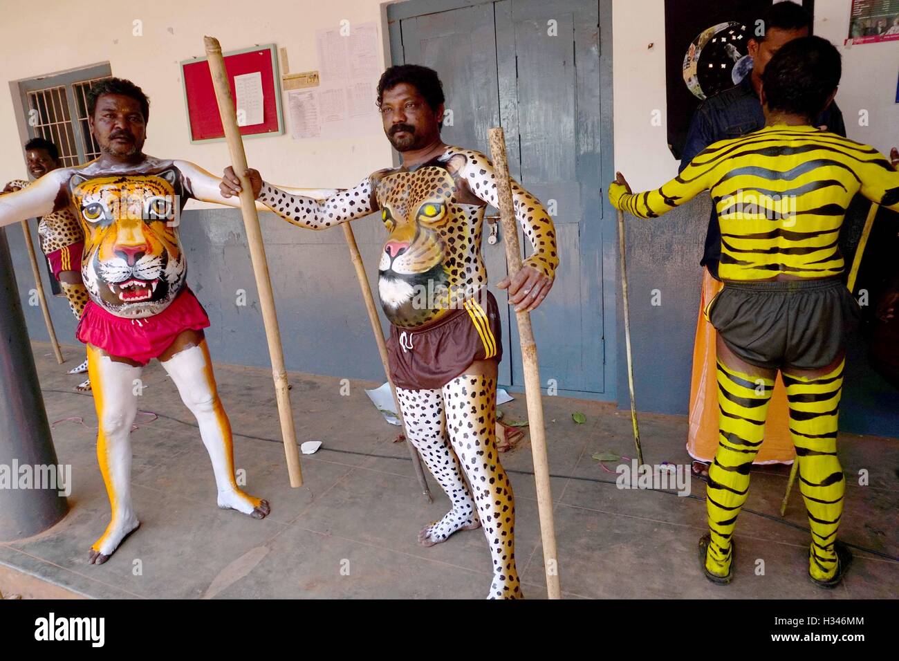 Addestrato i ballerini di ottenere il loro corpo verniciato nei colori di una tigre prepararsi a partecipare alla famosa Pulikali Thrissur Kerala Foto Stock