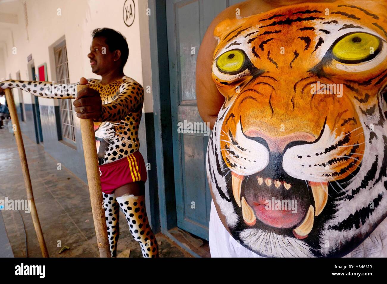 Addestrato i ballerini di ottenere il loro corpo verniciato nei colori tiger prepararsi a partecipare alla famosa Pulikali Thrissur Kerala Foto Stock