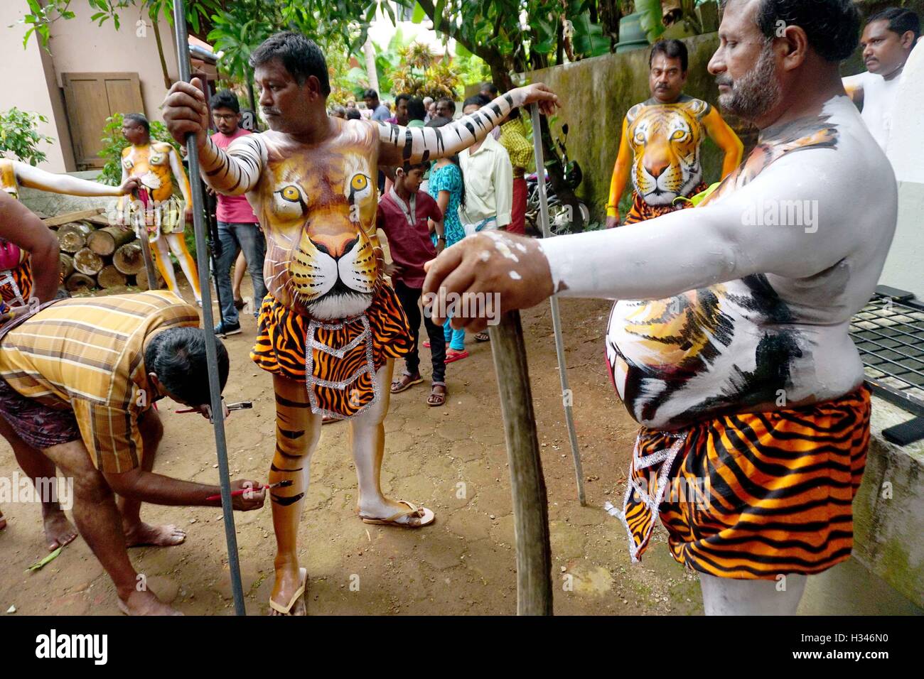 Addestrato i ballerini di ottenere il loro corpo verniciato nei colori di una tige prepararsi a partecipare famoso Pulikali Thrissur Kerala Foto Stock