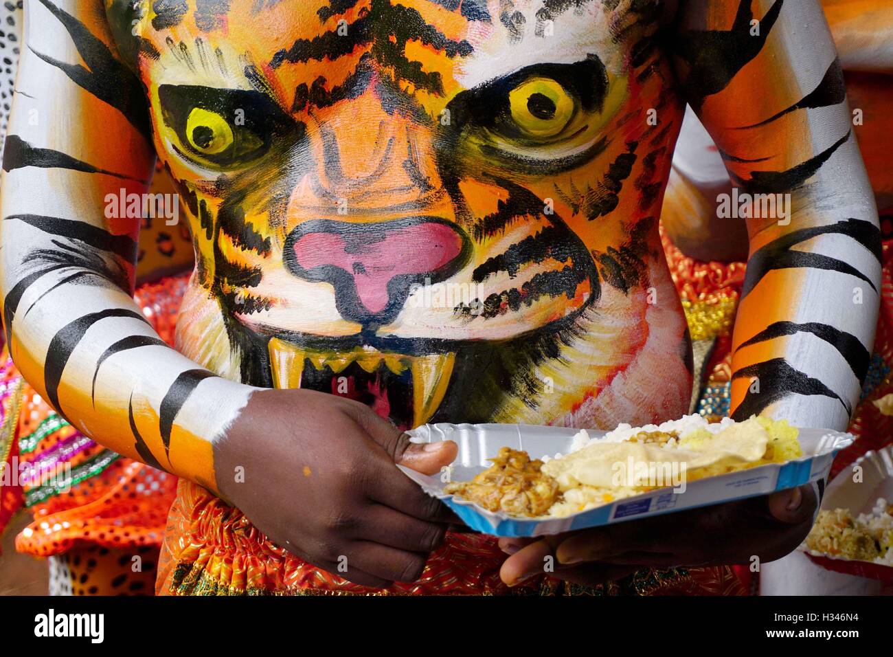 Puli kali ballerino popolare con tigre dipinto sul suo corpo, onam festival, Thrissur, Kerala, India Foto Stock