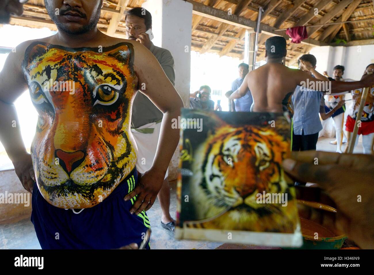 Addestrato i ballerini di ottenere il loro corpo verniciato nei colori tiger preparare partecipano alla famosa Pulikali Thrissur Kerala Foto Stock