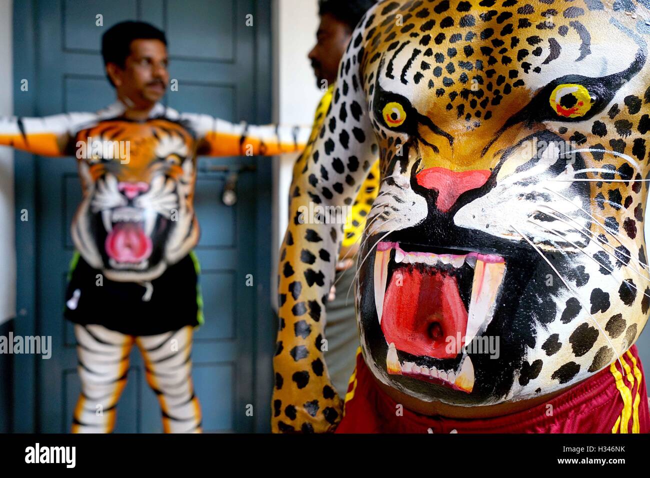 Addestrato i ballerini di ottenere il loro corpo verniciato nei colori di una tigre prepararsi a partecipare al famoso Pulikali Thrissur, Kerala Foto Stock