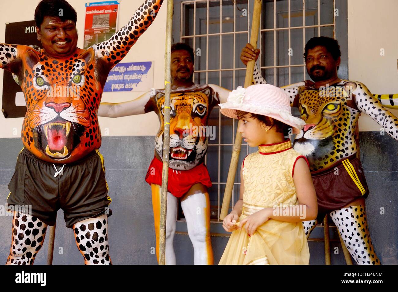 Addestrato i ballerini di ottenere il loro corpo verniciato nei colori di una tigre prepararsi a partecipare famoso Pulikali Thrissur Kerala Foto Stock