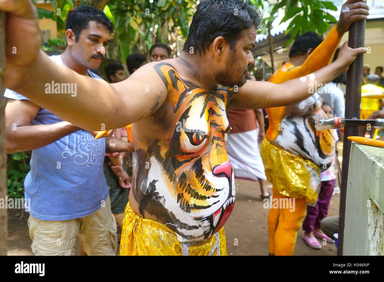 Addestrato i ballerini di ottenere il loro corpo verniciato nei colori di una tigre prepararsi a partecipare famoso Pulikali Thrissur, Kerala Foto Stock
