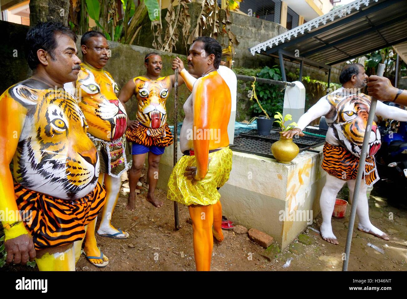 Addestrato i ballerini di ottenere il loro corpo verniciato nei colori di una tigre prepararsi a partecipare famoso Pulikali Thrissur Kerala Foto Stock