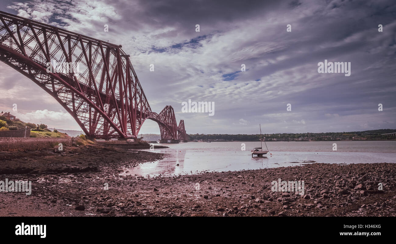 Ponte di Forth Rail ad Edimburgo, in Scozia, che collega la città di North e South Queensferry Foto Stock