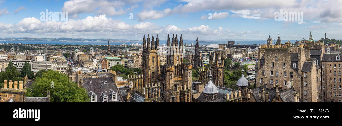 Vista panoramica del centro di Edimburgo in Scozia in un giorno nuvoloso Foto Stock