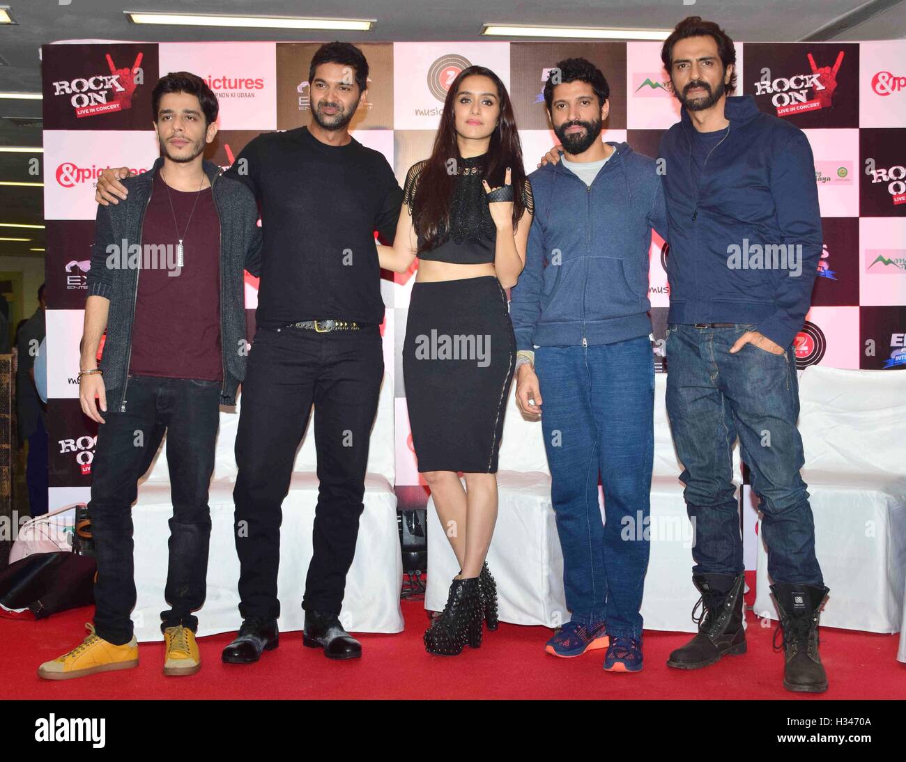 Gli attori di Bollywood (L a R) Shashank Arora, Purab Kohli, Shraddha Kapoor, Farhan Akhtar e Arjun Rampal musica avviare Mumbai Foto Stock