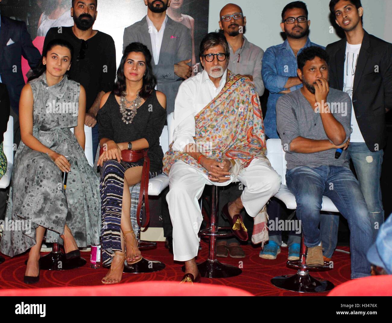 Gli attori di Bollywood Taapsee Pannu Kirti Kulhari Amitabh Bachchan regista Shoojit Sircar conferenza stampa rosa film di Mumbai Foto Stock