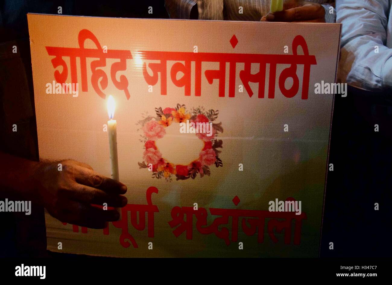 La gente paga la luce di una candela omaggio a ucciso i soldati indiani al Gateway of India, in Mumbai, India il 19 settembre, 2016 Foto Stock