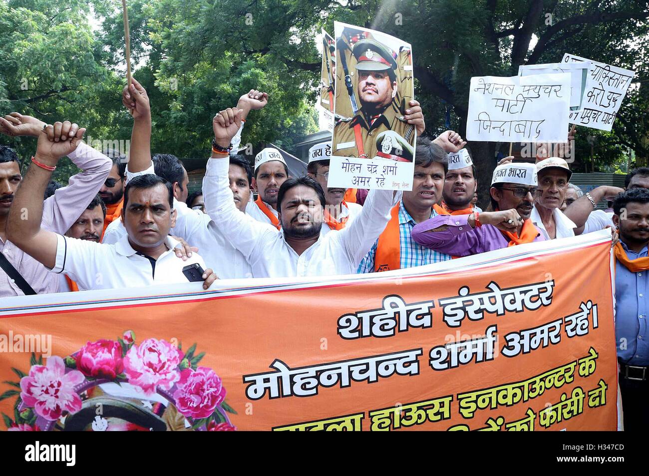 Attivisti indù gridare slogan durante una manifestazione di protesta contro l'attacco a un esercito indiano base in Kashmir, in New Delhi, India Foto Stock