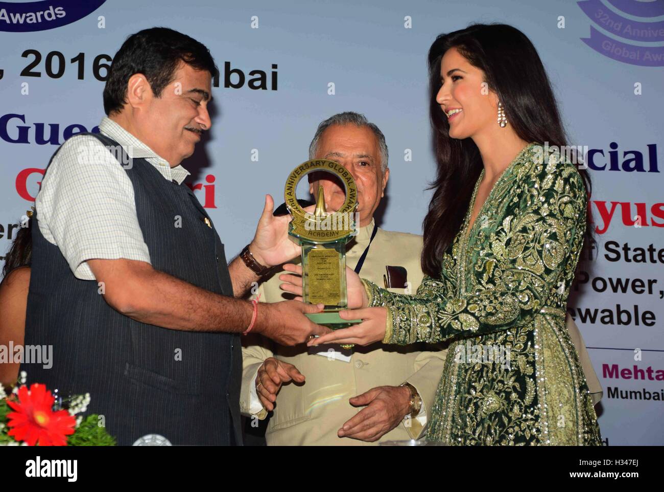 Attore di Bollywood Katrina Kaif riceve il premio Nitin Gadkar Priyadarshni Academy xxxii anniversario premi globali funzione Mumbai Foto Stock