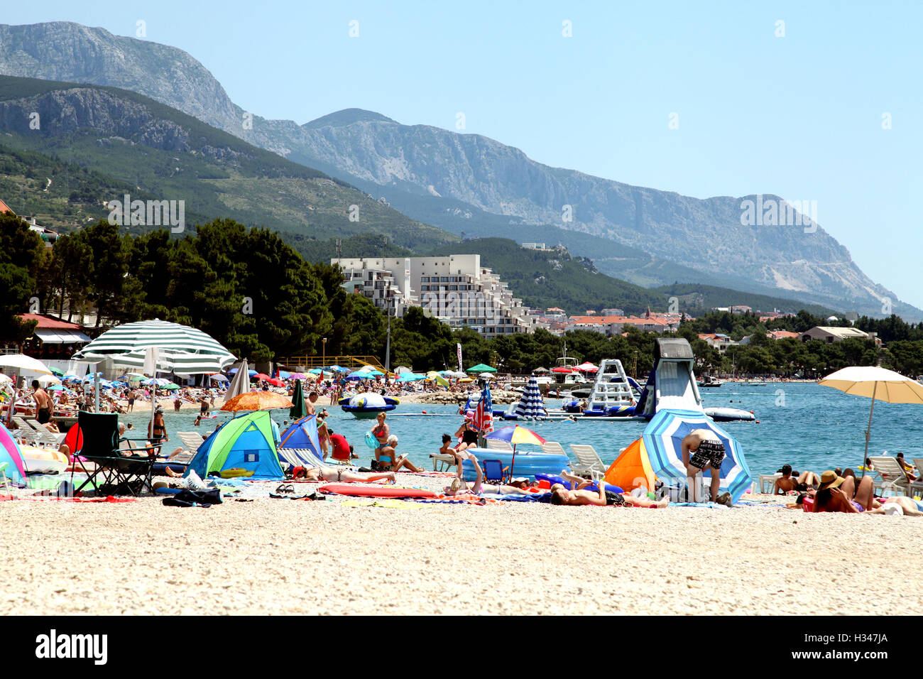 Makarska Croazia uno dei resort sul mare città per turisti prendere il sole Foto Stock