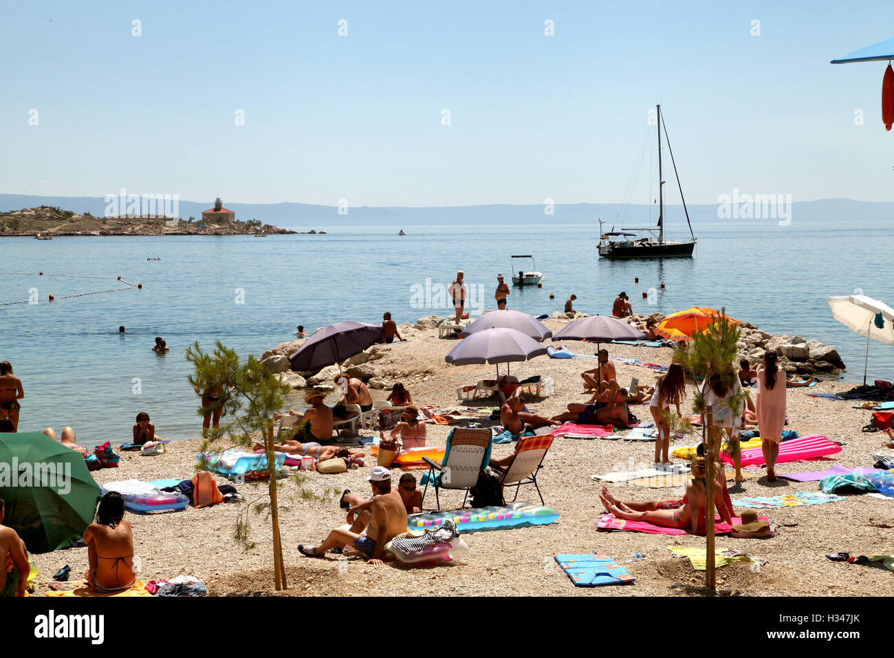 La città sotto la montagna Biokovo e il mare Adriatico offre incantevoli spiagge Foto Stock