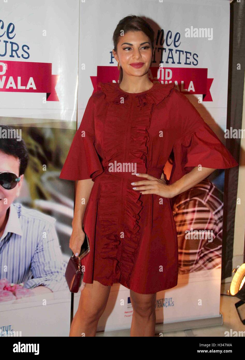 Attore di Bollywood Jacqueline Fernandez congratularmi con Sajid Nadiadwala governo francese Chevalier de l'Ordre Arts et lettere Foto Stock