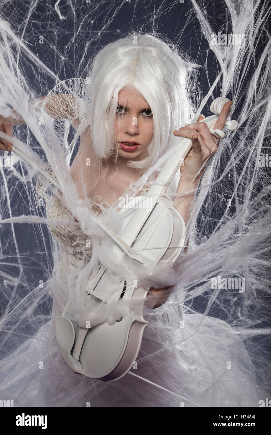 Symphony, bella donna con abito di sartoria in bianco, violino, mu Foto Stock