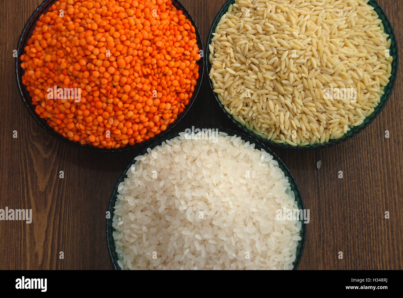 Cereali e legumi. Riso e lenticchie e orzo tagliatelle Foto Stock