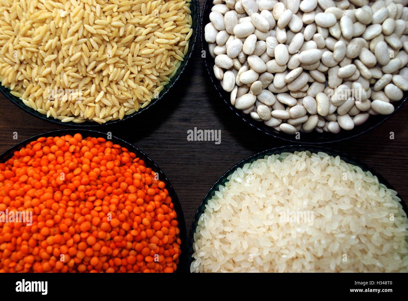 Cereali e legumi. Riso e lenticchie, fagioli bianchi fagioli e orzo tagliatelle Foto Stock
