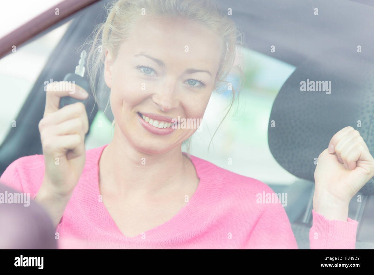 Donna autista mostrando le chiavi dell'auto. Foto Stock