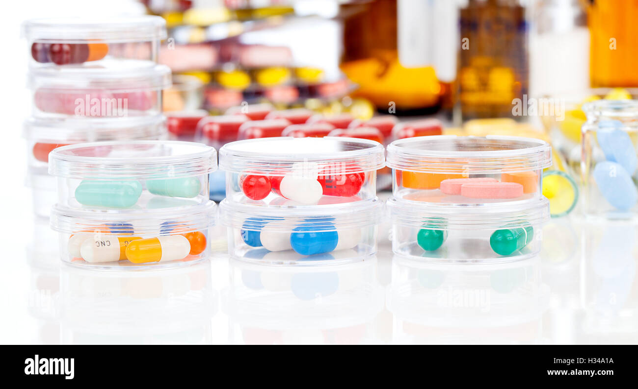 Colorate le capsule di medici in capsule di Petri. Concetto di laboratorio. Foto Stock