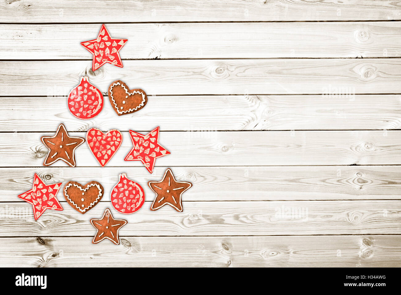 Albero di Natale fatto di rustico in legno ornamenti bianchi su tavole di legno sfondo Foto Stock