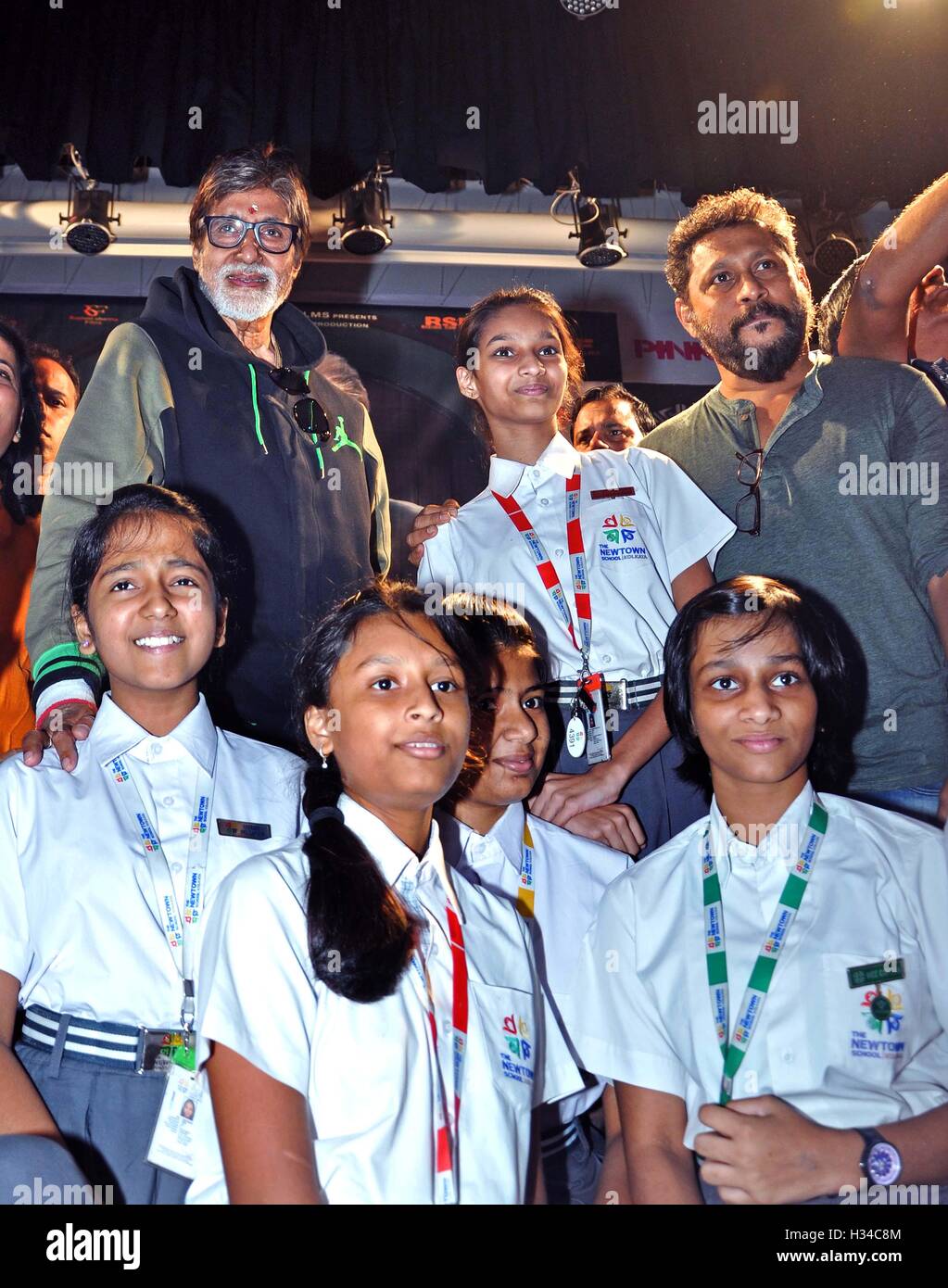 Attore di Bollywood Amitabh Bachchan e regista Shoojit Sircar durante la promozione del film rosa, in Kolkata, India Foto Stock