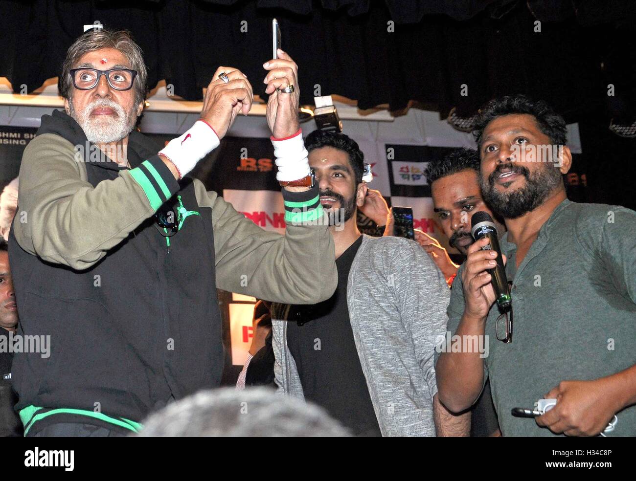 Attore di Bollywood Amitabh Bachchan e regista Shoojit Sircar durante la promozione del film rosa, in Kolkata, India Foto Stock