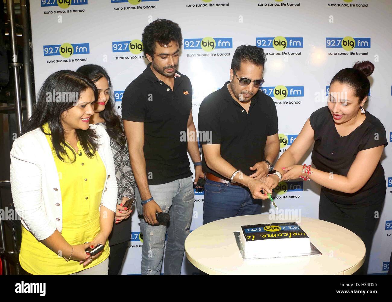 Bollywood cantante Mika Singh durante un incontro e saluto sessione al 92,7 BIG FM per il suo nuovo singolo rilasciato Chhori Mumbai Foto Stock